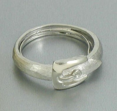 Avon stamped 1976 Silver tone Buckle Ring