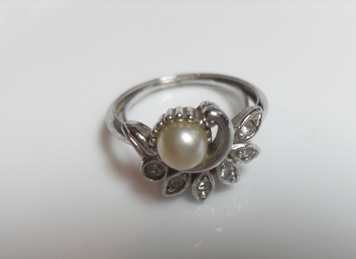 Avon stamped 1974 Pearl Cocktail Ring