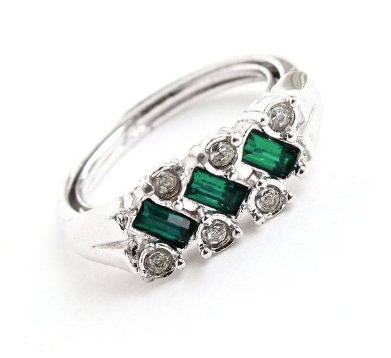 Avon stamped 197? Emerald Baggette Ring